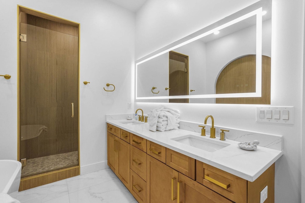 Beach Blessing- Pool Elevator Sleeps 16 SIX Bedrooms 6 Baths