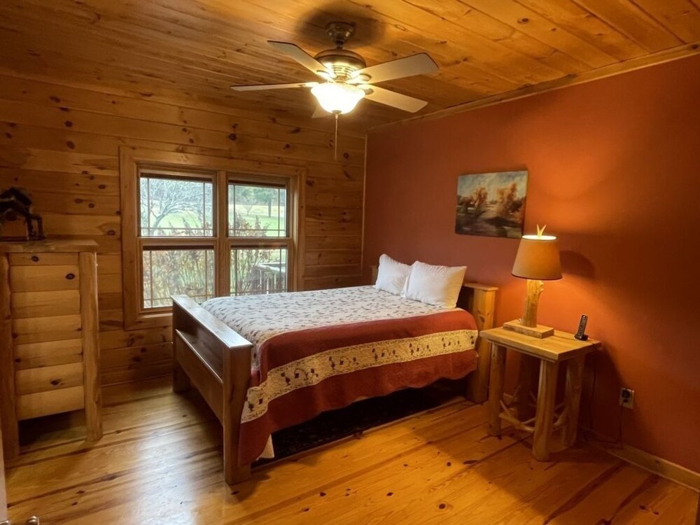 Deluxe log cabin! Pet and motorcycle friendly - enjoy nature with family and friends! 3 Bedroom Cabin by RedAwning view 3