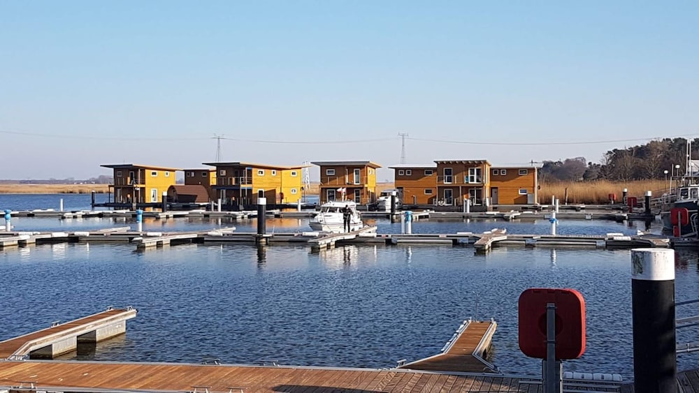 Hausboot in Kroeslin am Bodden