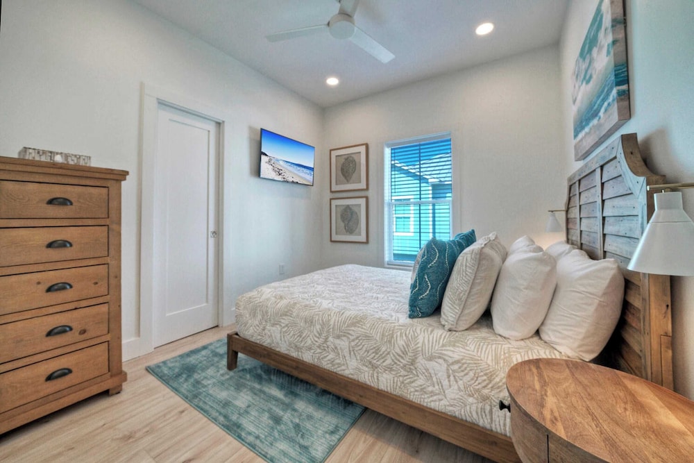 Sleeps 22 2 Homes w/ Private Pool + Patio Walkable Location, Golf Cart Zone