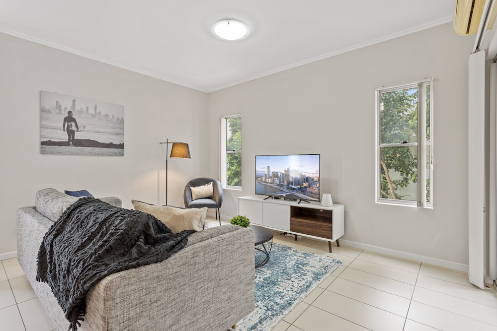 Central Cosy 2-bed With Pool and Near QUT & CBD
