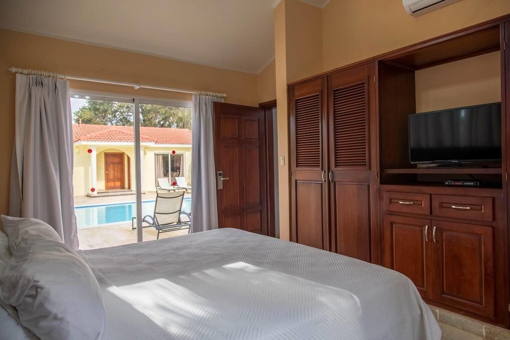 Private Villa! All Bedrooms /w TVs and in Livingroom