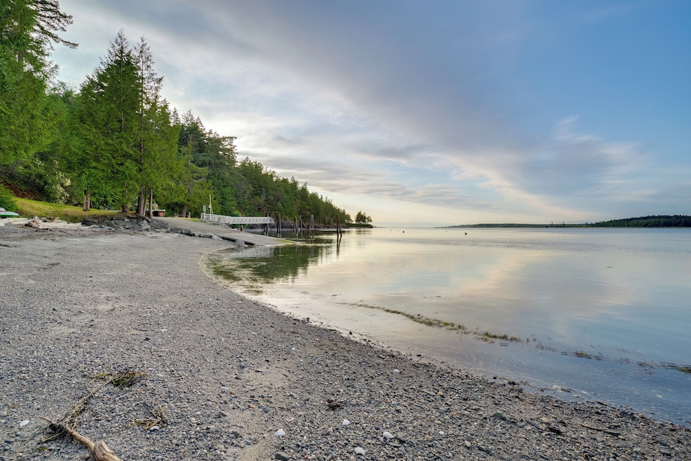 2 Blocks to Puget Sound Beach: Lummi Island Home