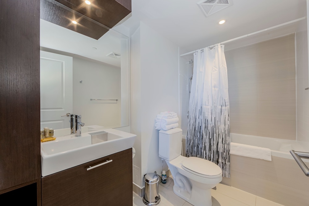 Downtown Toronto 2 Bedroom 2 Bath Suite Near Business District, U of T, Hospital