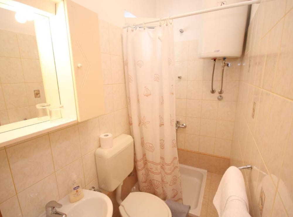 Apartments & Rooms Cakelic II