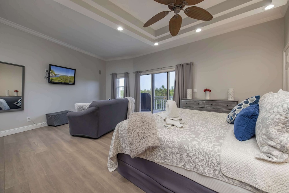 6B Waterfront Game Room Pool Hot Tub Dock