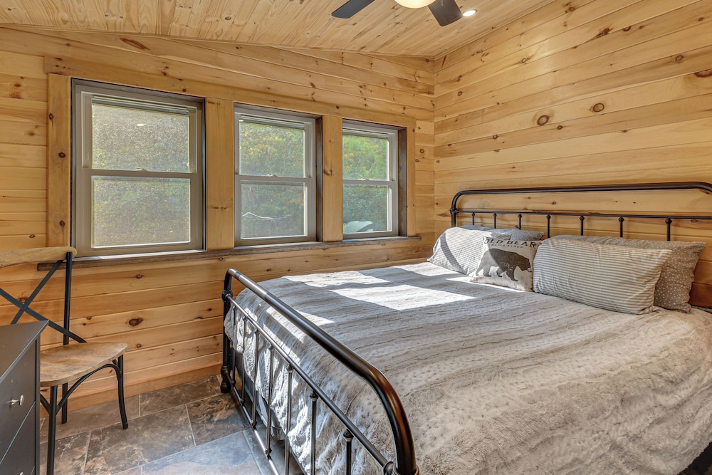 Luxe Cabin Compound 4 Mi to Cameron State Forest!