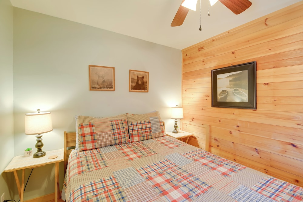 < 1/2 Mi to Damascus Town Park: Cozy Cabin w/ Deck