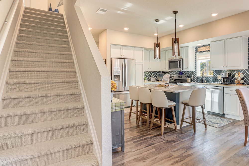 Walk to Light Rail! Townhome 9 Mi to Dtwn Denver