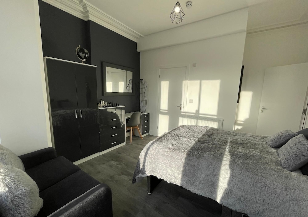 6 Bedroom 5 Shower rm House in Central Nottingham view 4
