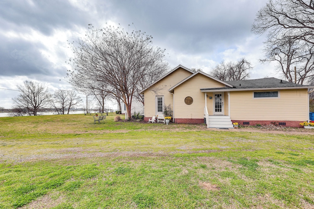 Walk to Lake Chicot: Cottage w/ Yard & Views!
