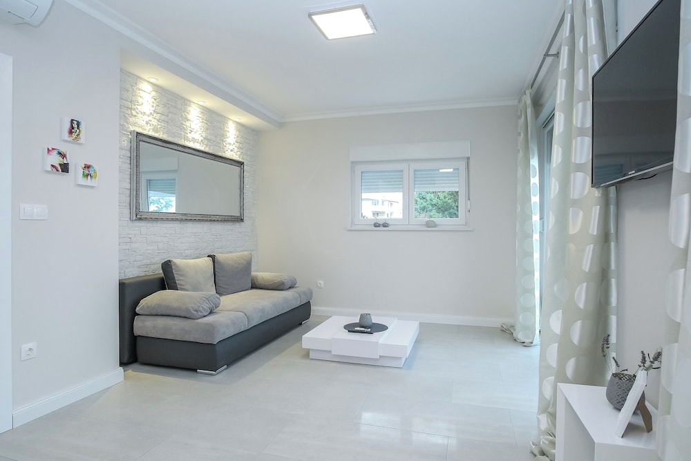 Tomana B Apartments