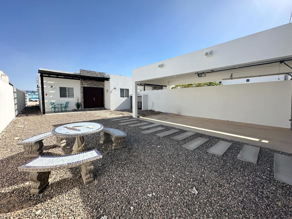 Modern 3BR Family Escape