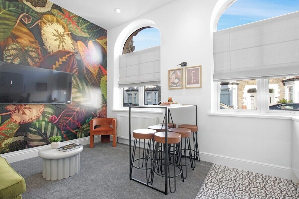 Stadium View Family & Group 3-bed Retreat