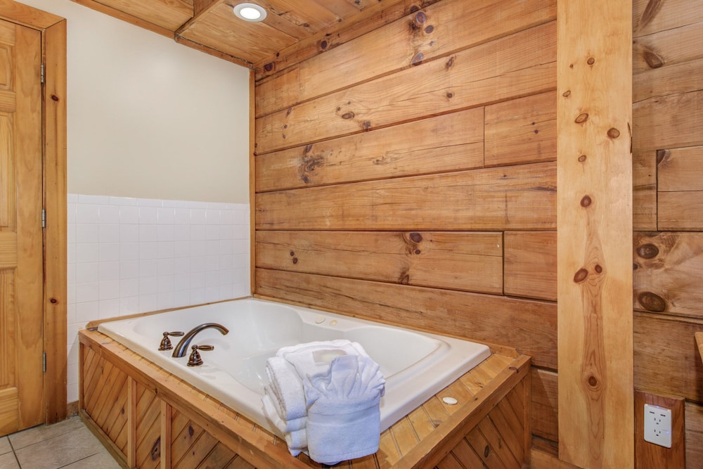 Mariettas Dream 2br in Mountains w/ Hot Tub! - Property Image 3
