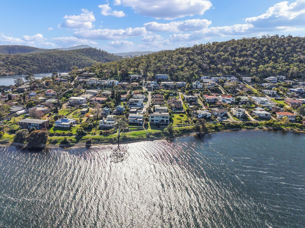 Waterfront Home - Gorgeous Views - 2 Bed