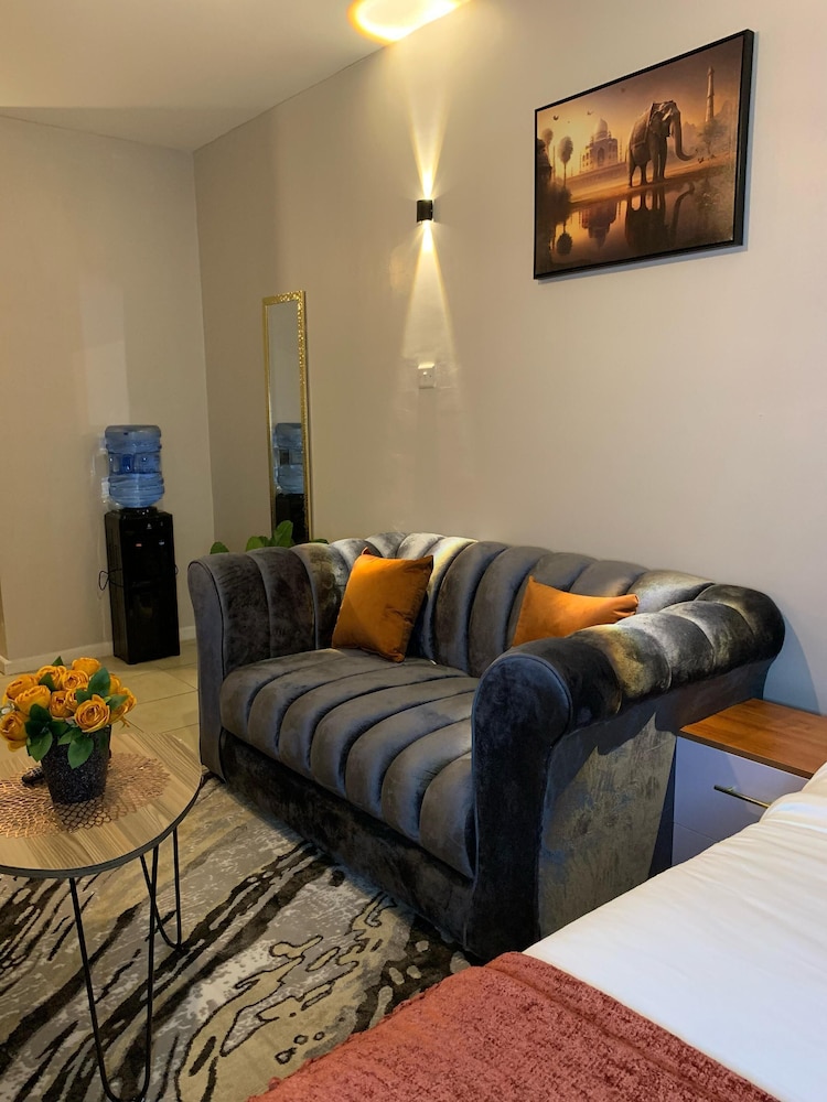 Lux Suites Coral Bells Studio Apartments