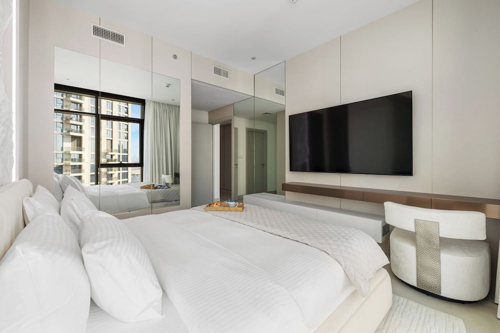 Serene 1BR Escape with Burj Khalifa View