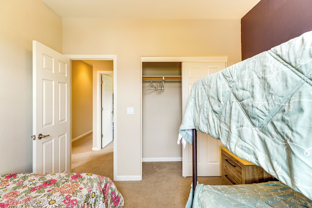 6 Mi to Dtwn Reno: Mtn-view Retreat w/ Fireplace!