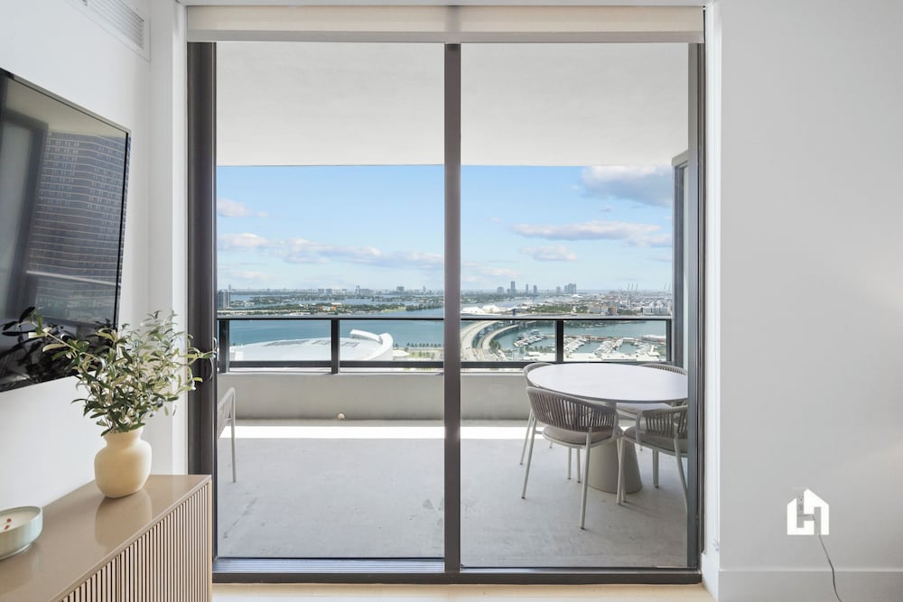 Stylish Apartments with Partial Ocean Views in Downtown