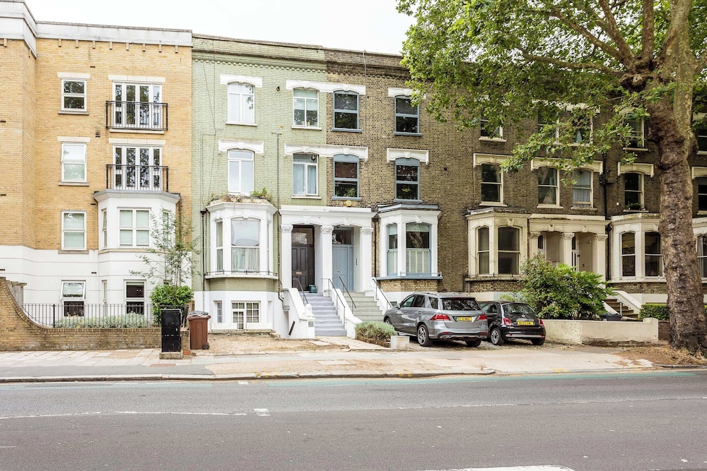 Chiswick Gem: Stylish 1-bed Flat for Modern Living