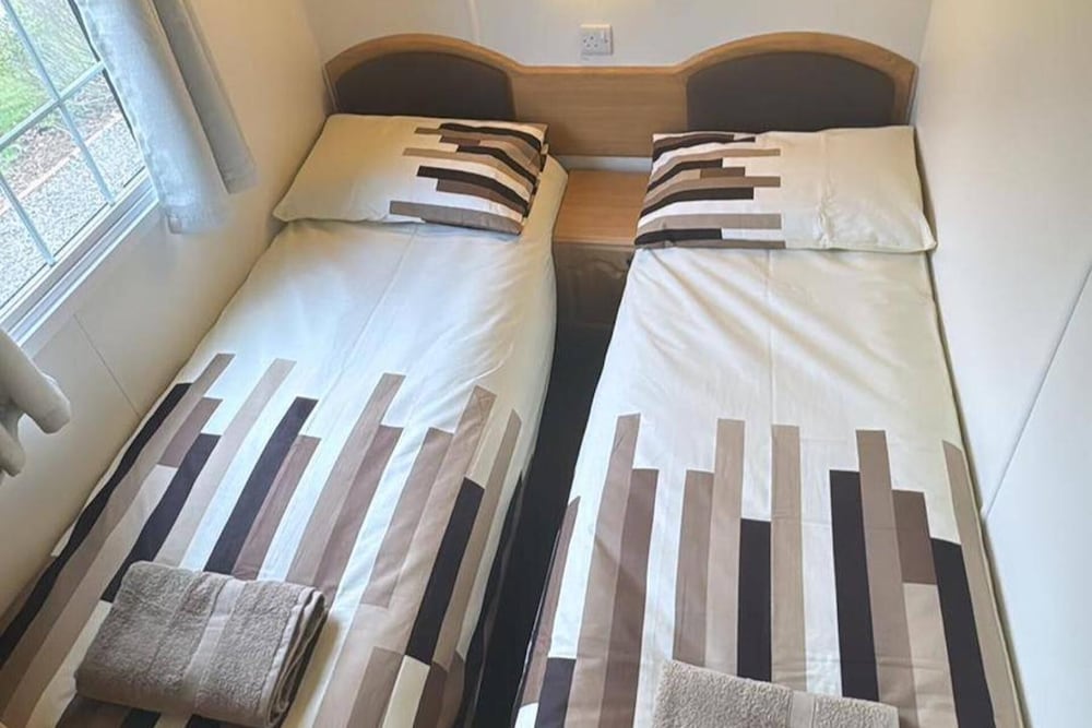 Llanarmon-yn-ial 3-bed Caravan, Sleeps 6