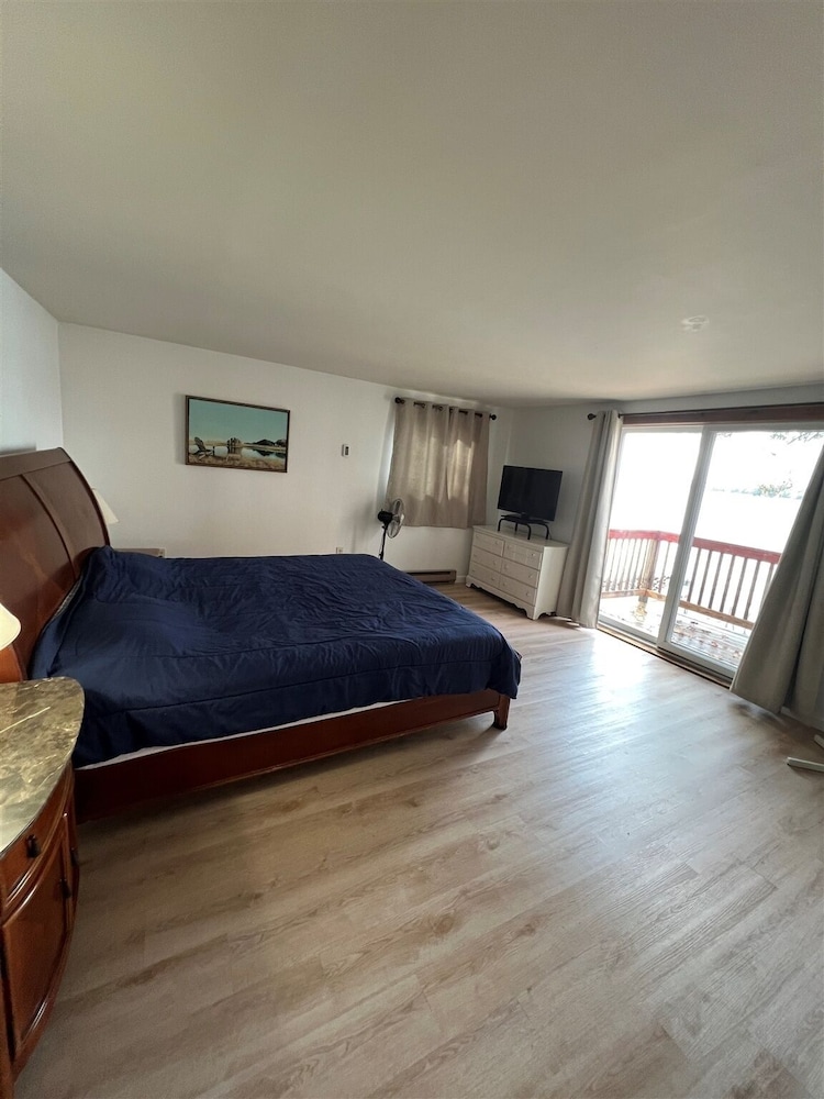 Jordan Bay Getaway Limit 8 3 Bedroom Home by RedAwning view 5