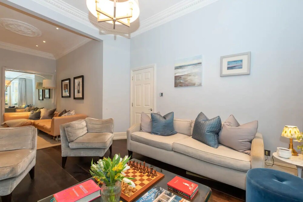 Gorgeous 4 Bedroom Family Home Next to Clapham Common