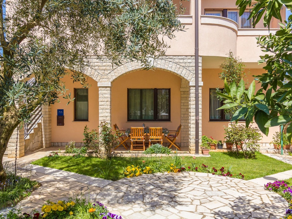 Apartment in Pula Near the Sea