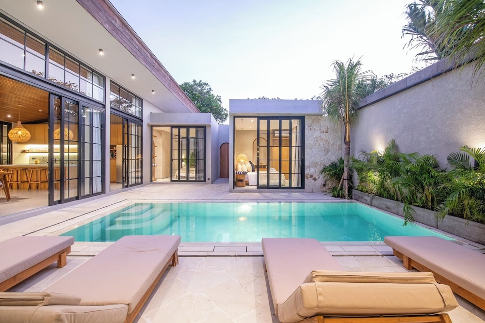 Stylish 5BR Boho Hideaway, 5 Minutes Bingin Beach