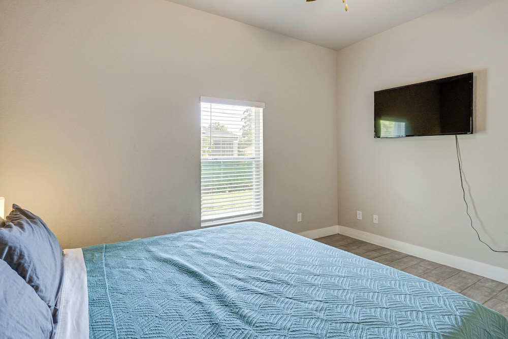 Golf, Shop & Beach-hop: Port Charlotte Gem w/ Yard