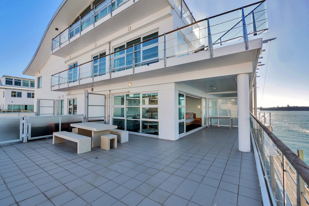 Stunning Harbour & City View Studio