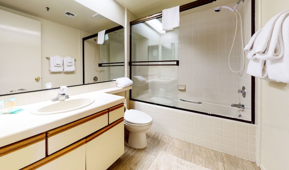 Bridges 105 Pet-Friendly. Ski-in Ski-out Condo with Beautiful Mountain Views and Private Washer Dryer by RedAwning