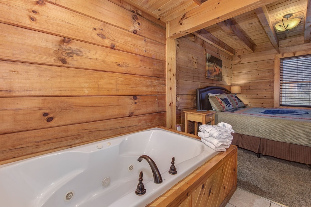 Mariettas Dream 2br in Mountains w/ Hot Tub! - Property Image 10