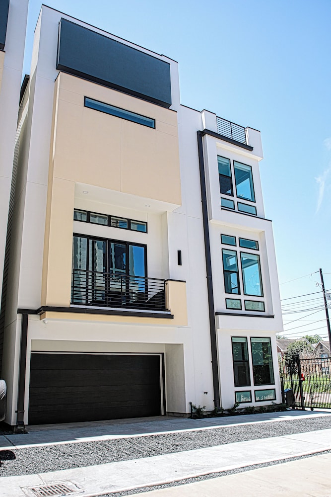 Spacious Luxe 3BD Townhome in Dwtn HTX. - Image 1