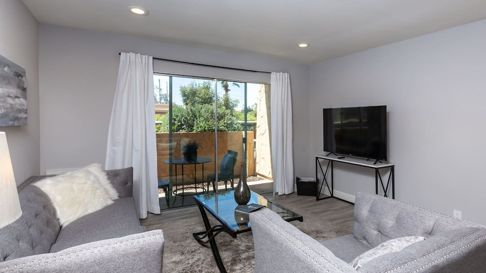 Ultra Modern Old Town Scottsdale 3 Bedroom!