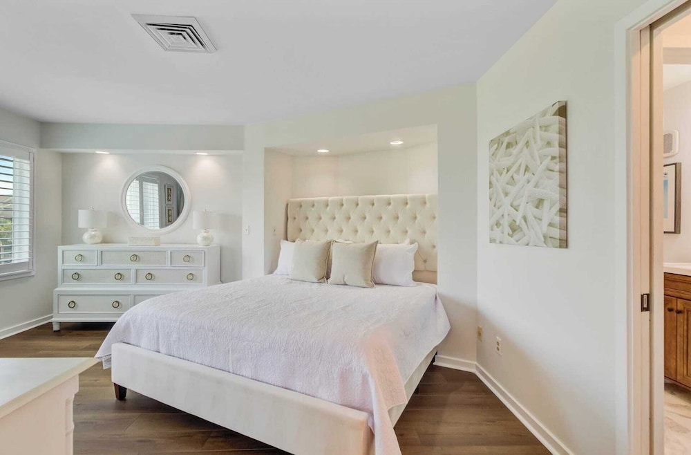Oceanview Condo + Pool, Balcony & Beach Access 304 D Port O Call by Avantstay