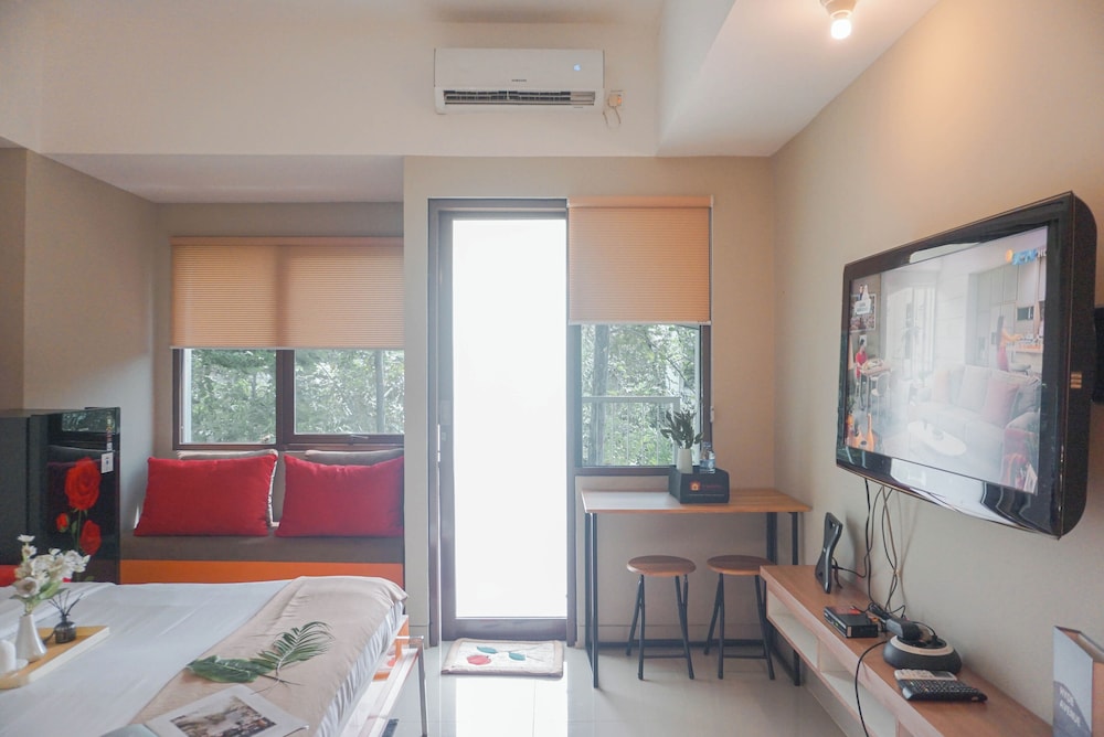 Cozy Studio Apartment At LRT City Jatibening