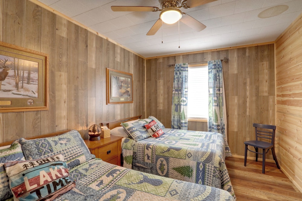 1 Mi to Greers Ferry Lake: Cabin w/ Pool Access