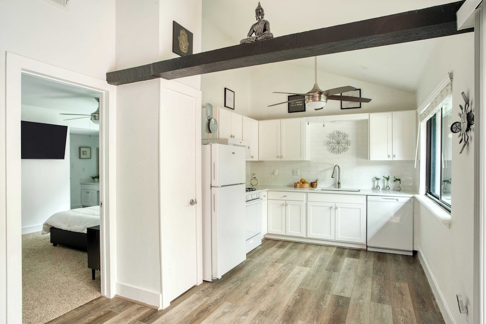 Modern Home w/ Shared Pool, Yard & Prime Location Fairlawn Lane B by Avantstay