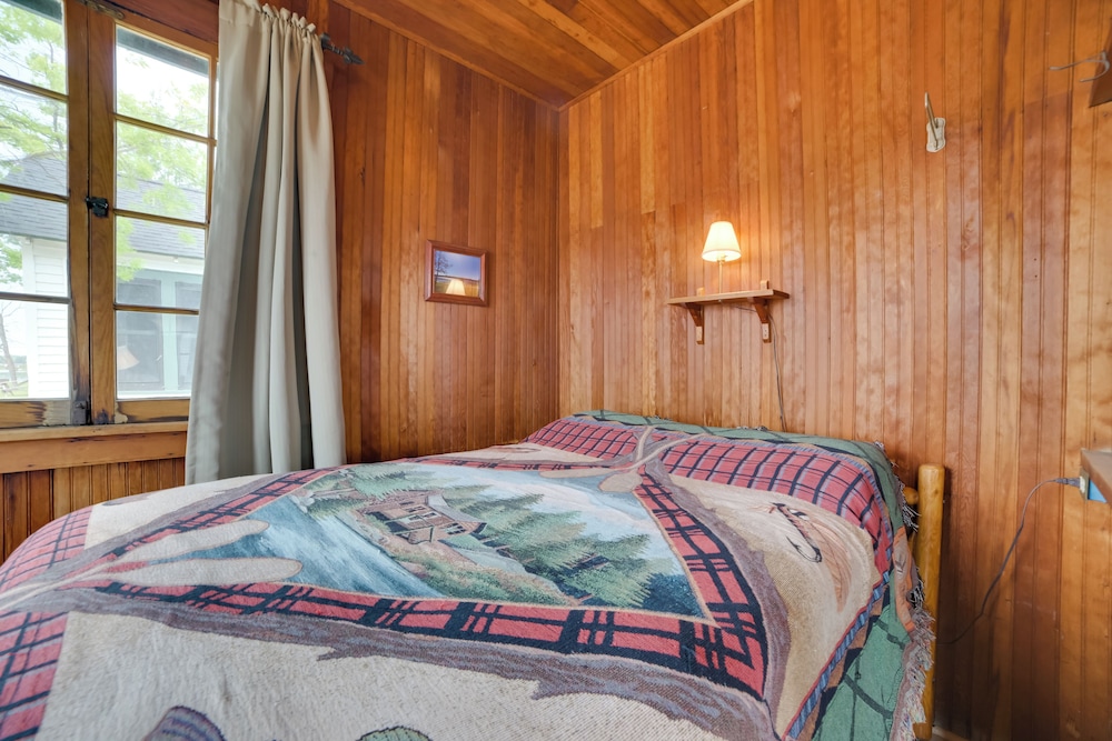 Les Cheneaux Islands Cabin 4 w/ Deck: Pet Friendly