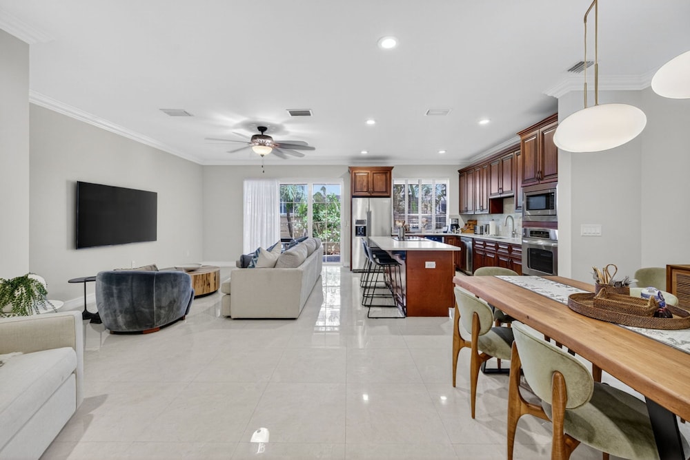 New Daisy Elegance Townhouse Steps From The Beach