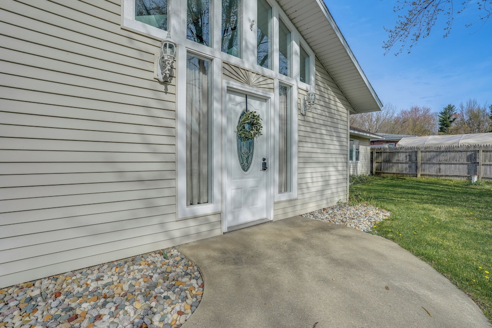 Benton Harbor Home w/ Fire Pit - 2 Mi to Beach! view 4
