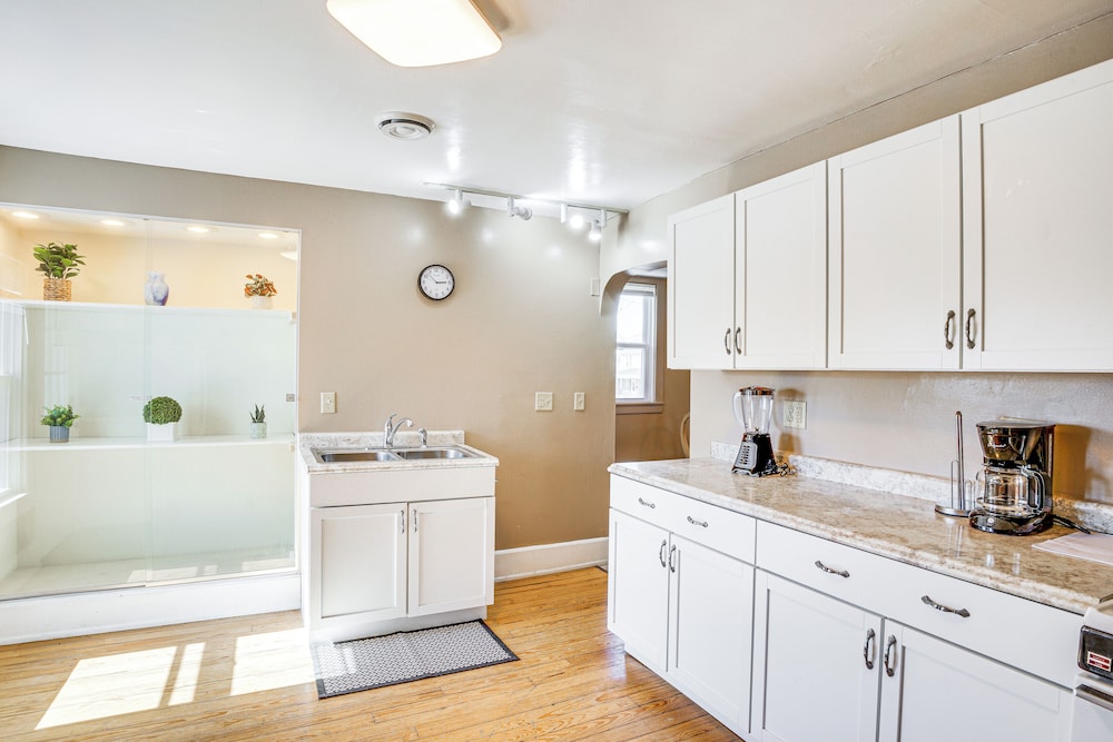 2 Mi to Dtwn: Studio Suite in Sheboygan