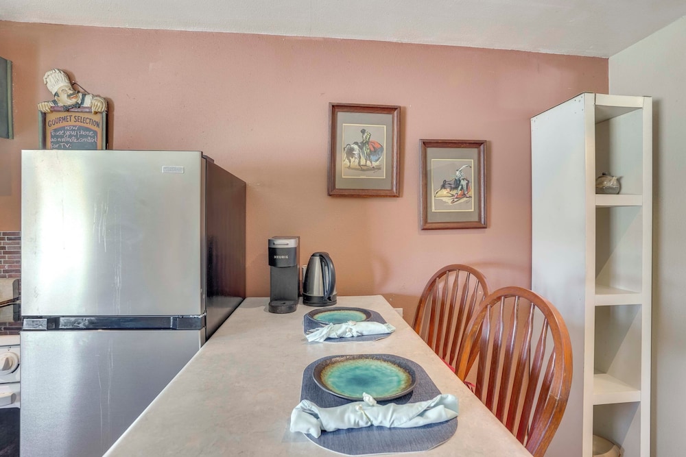 Pet-friendly Studio in Costa Mesa - 7 Mi to Beach!