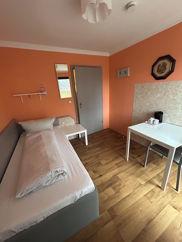 2-Rent Group Hostel Rooms AUB162