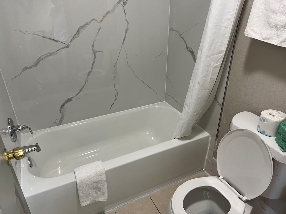 Lawrence Vacations - Days Inn by Wyndham KU Lawrence - Property Image 8