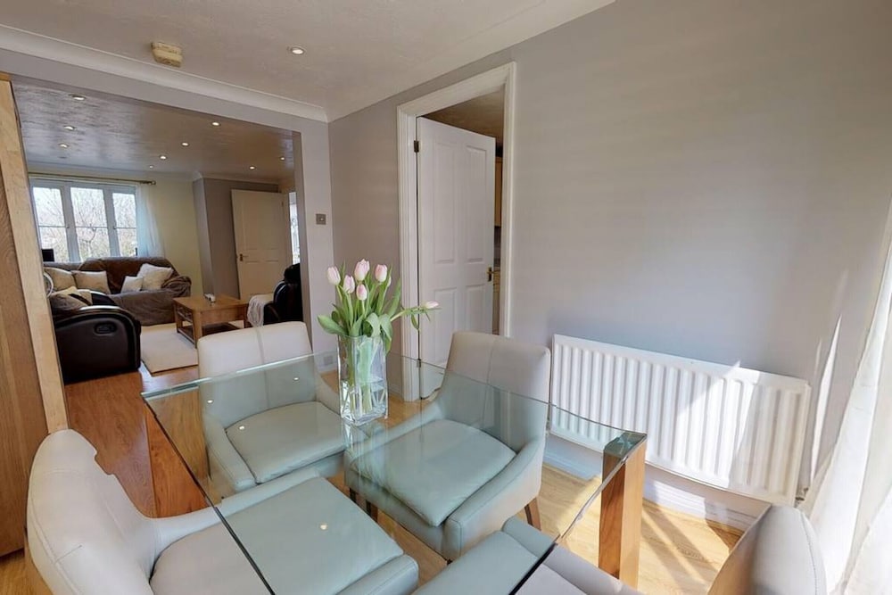 Stayzo Oaklands Near Hatfield Town Centre view 5