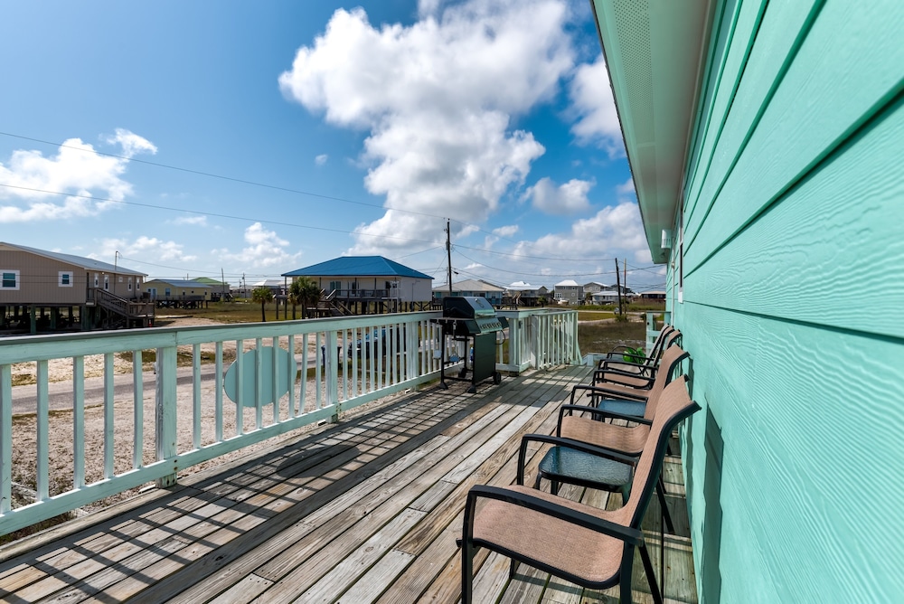 Seafari - Pet Friendly! Quiet Area Mere Feet To The Beach - Beach Side - No Busy Street To Cross! 2 Bedroom Home by RedAwning view 5