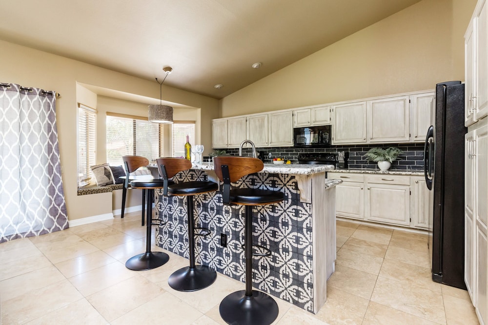 Scottsdale Oasis- Pool - Game Room - Putting Green